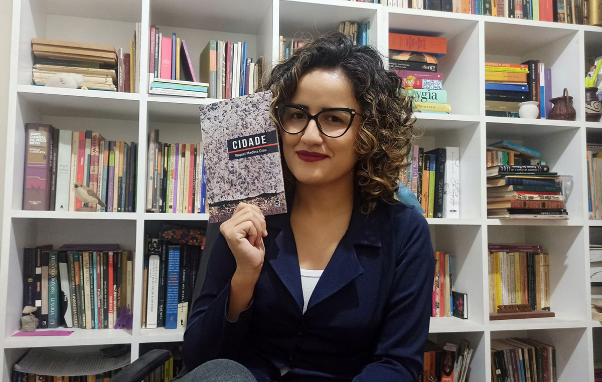 Professora e poeta Raquel Medina lança seu primeiro livro de poesia na