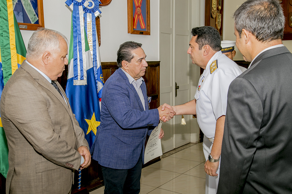 Prefeito de Corumbá é homenageado a Medalha Amigo da Marinha