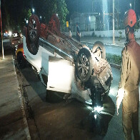 Camionete com dois ocupantes capotou na Rua Edu Rocha nessa madrugada