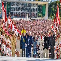 Hist&oacute;rico: Lula vai as l&aacute;grimas e recebe faixa de ind&iacute;gena, mulher, crian&ccedil;a e pessoa com defici&ecirc;ncia