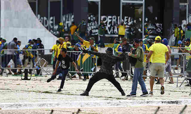 Ap&oacute;s interrogat&oacute;rios, Pol&iacute;cia Federal encaminhou 1.159 pessoas para a Pol&iacute;cia do DF envolvidas nos atos antidemocr&aacute;ticos