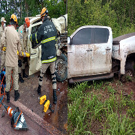 Colis&atilde;o entre camionetes no Anel Vi&aacute;rio deixa uma pessoa presa as ferragens