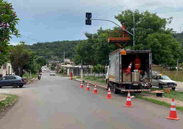 Prefeitura e DETRAN colocam em opera&ccedil;&atilde;o novos sem&aacute;foros em Corumb&aacute;