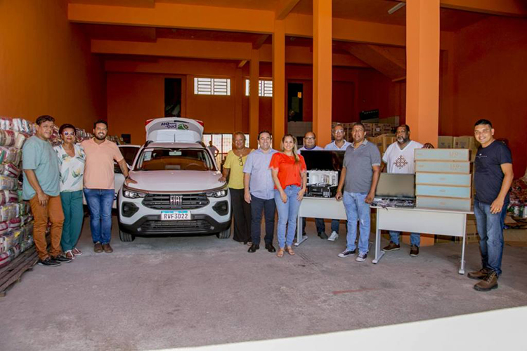 Prefeito entrega carro e equipamentos para Gerência de Igualdade Racial