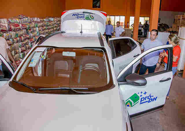 Prefeito entrega carro e equipamentos para Ger&ecirc;ncia de Igualdade Racial