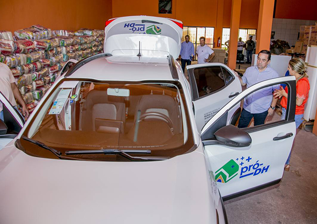 Prefeito entrega carro e equipamentos para Gerência de Igualdade Racial