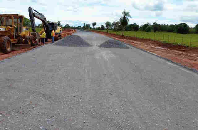 Com investimento de R$ 18 milh&otilde;es, obra de acesso ao distrito de Albuquerque segue em v&aacute;rias frentes de trabalho