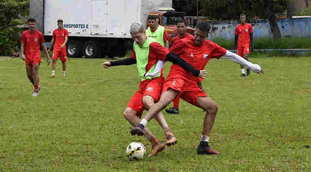 Entre a bola e enxada, jovens veem no Estadual de MS a chance de crescer no futebol