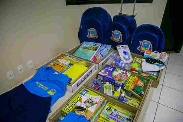 Alunos da REME receber&atilde;o uniformes, kits-escolares e mochilas; aulas come&ccedil;am dia 9