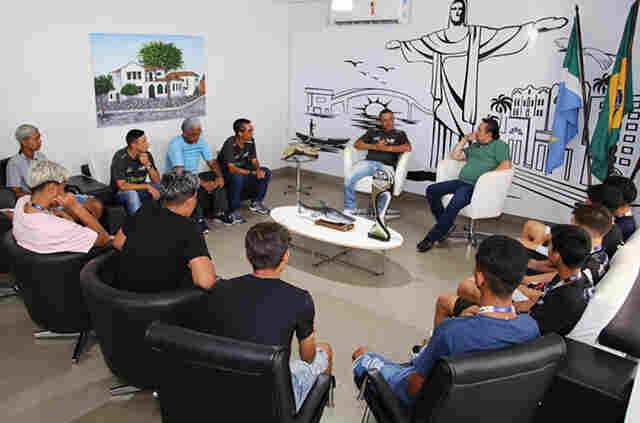 Prefeito recebe atletas campe&otilde;es da Copa Eco Tur&iacute;stica Mercosul de Futebol Sub-16