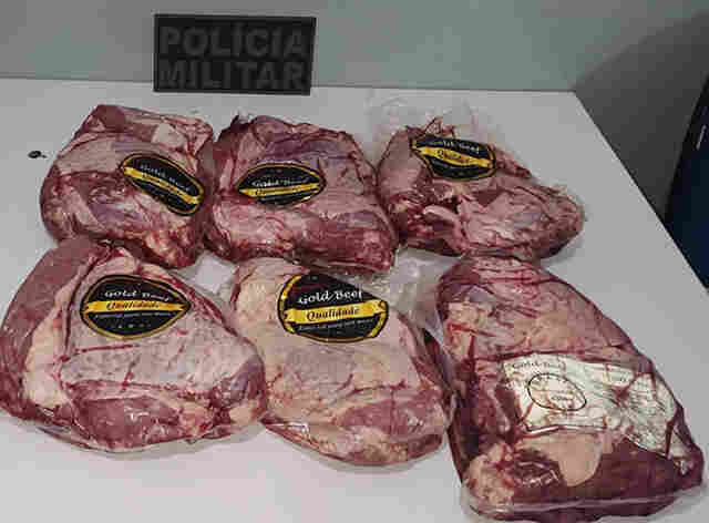 Funcion&aacute;rio de a&ccedil;ougue &eacute; flagrado pelas c&acirc;meras de seguran&ccedil;a furtando carne