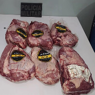 Funcion&aacute;rio de a&ccedil;ougue &eacute; flagrado pelas c&acirc;meras de seguran&ccedil;a furtando carne