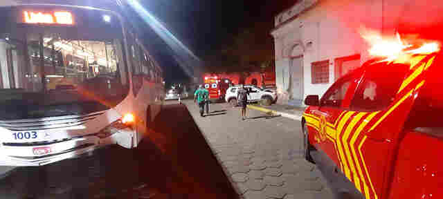 Coletivo e carro colidem no cruzamento das ruas Delamare com Tiradentes