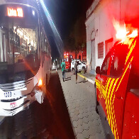 Coletivo e carro colidem no cruzamento das ruas Delamare com Tiradentes