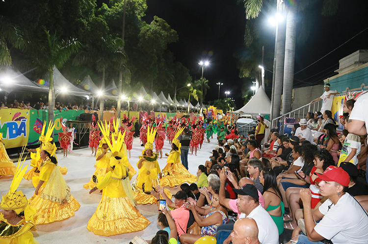 Caprichosos de Corumbá abre noite de desfiles cantando a história e força de Xangô