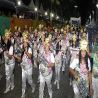 Blocos oficiais levam alegria; irrever&ecirc;ncia e homenagens em desfiles na Passarela do Samba