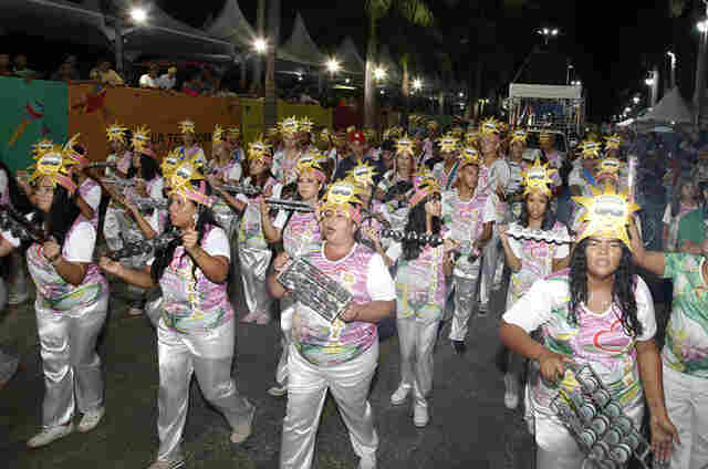 Blocos oficiais levam alegria; irrever&ecirc;ncia e homenagens em desfiles na Passarela do Samba