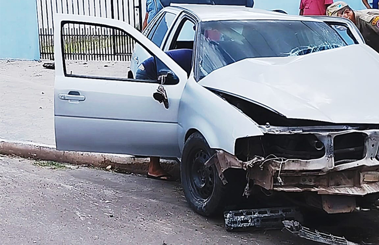Motorista com crise convulsiva atinge veículo em muro de residência na Rua Ciríaco de Toledo