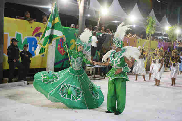 Acad&ecirc;micos do Pantanal encerra 1&ordf; noite de desfiles brincando com signos do zod&iacute;aco