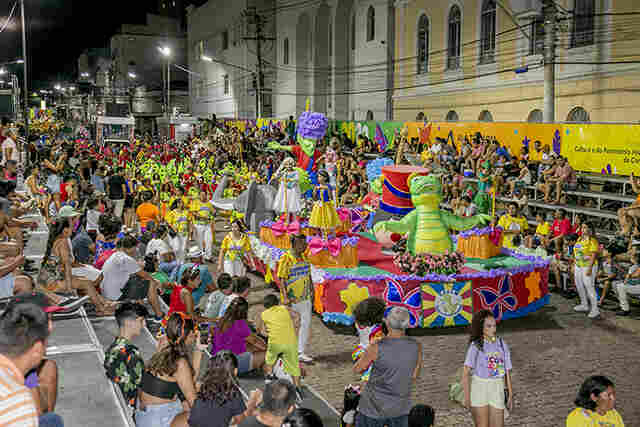 Em primeiro desfile na Avenida, Corumb&aacute; do Amanh&atilde; mostra futuro do carnaval corumbaense