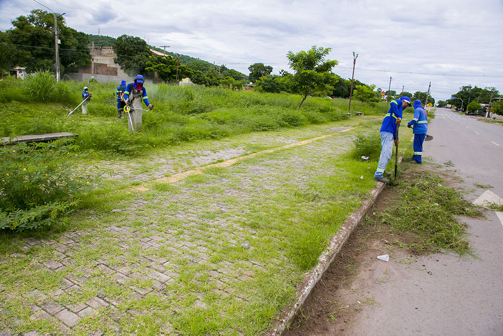 Prefeitura mantém 70 trabalhadores na limpeza urbana em diversas regiões da cidade