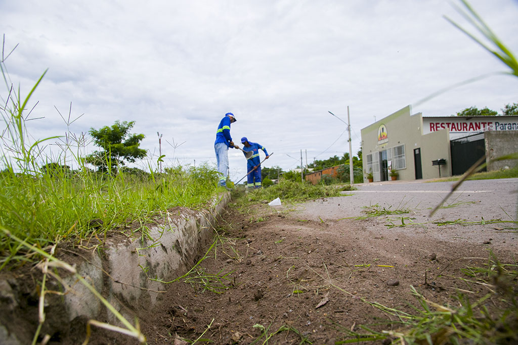 Prefeitura mantém 70 trabalhadores na limpeza urbana em diversas regiões da cidade