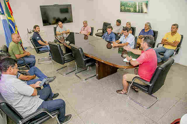 Prefeito discute estrutura dos assentamentos rurais em reuni&atilde;o com produtores familiares