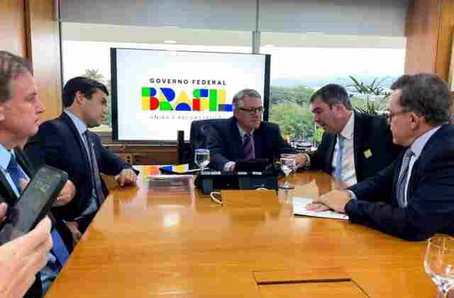 Com ministro das Rela&ccedil;&otilde;es Institucionais, governador discute projetos estruturantes para MS