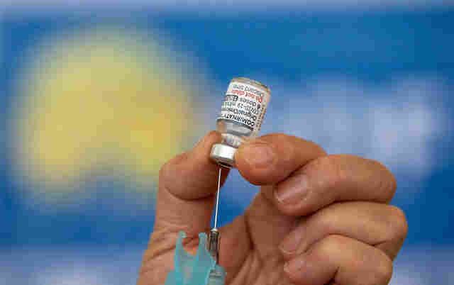 Brasil muda postura e amplia vacina&ccedil;&atilde;o, enquanto pa&iacute;s se aproxima da marca de 700 mil mortes pela covid