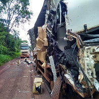 Colis&atilde;o entre dois caminh&otilde;es deixa passageiro preso as ferragens na BR 262