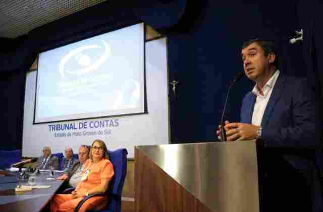 Em encontro dos vereadores, governador reafirma compromisso com gest&atilde;o que privilegia os munic&iacute;pios