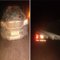 Motorista colide Hilux na traseira de caminh&atilde;o com postes de concreto na MS 228