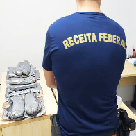 Receita Federal apreende quase 8 kg de skunk escondidos em seus corpos e em cal&ccedil;ados na fronteira