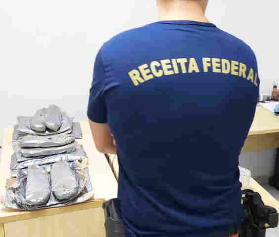 Receita Federal apreende quase 8 kg de skunk escondidos em seus corpos e em cal&ccedil;ados na fronteira