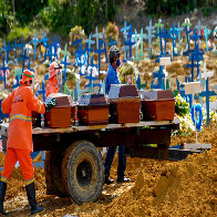 Brasil chega &agrave; marca de 700 mil mortes por covid-19