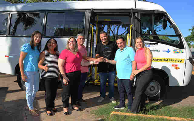 Prefeitura entrega micro-&ocirc;nibus para transporte de pacientes da hemodi&aacute;lise