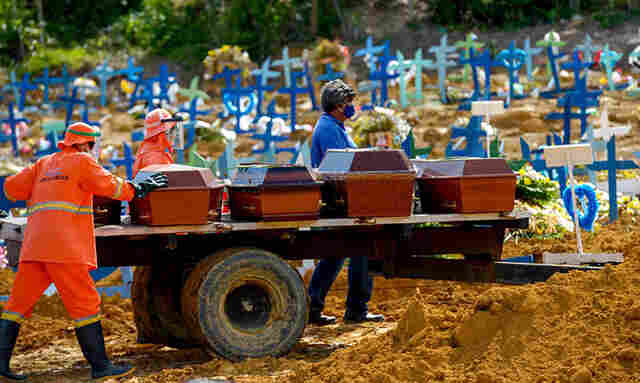 Brasil chega &agrave; marca de 700 mil mortes por covid-19