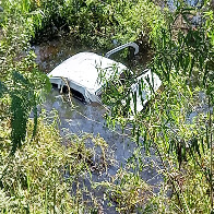 Carro fica submerso ao cair em vazante na BR 262 no Pantanal, duas pessoas ficaram feridas