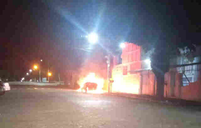 Carro &eacute; incendiado na Rua Treze de Junho e fica completamente destru&iacute;do 