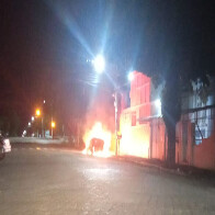 Carro &eacute; incendiado na Rua Treze de Junho e fica completamente destru&iacute;do 
