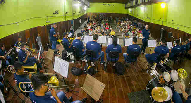 Aula inaugural da Escola de M&uacute;sica Manoel Flor&ecirc;ncio re&uacute;ne pais e alunos