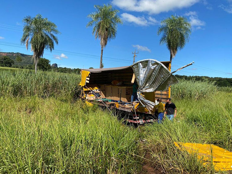 Caminh&atilde;o dos Correios que seguia para Corumb&aacute; bate em carreta na BR 262 
