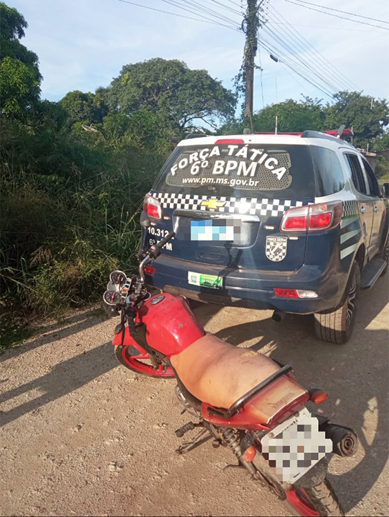 Populares do Guaicurus acionam PM ao encontrar moto abandonada em matagal