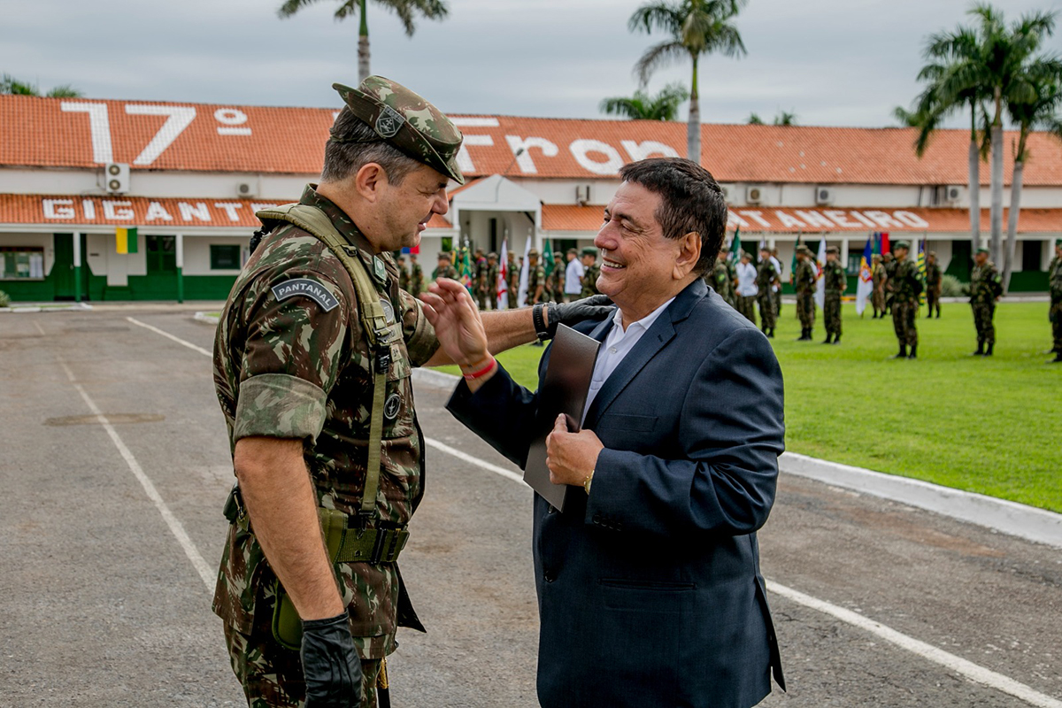 Vice-prefeito é homenageado com “Diploma de Amigo da Dezoito Brigada”