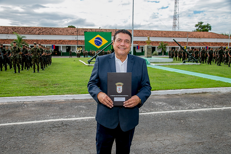 Vice-prefeito é homenageado com “Diploma de Amigo da Dezoito Brigada”