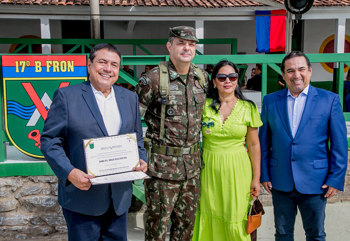 Vice-prefeito é homenageado com “Diploma de Amigo da Dezoito Brigada”