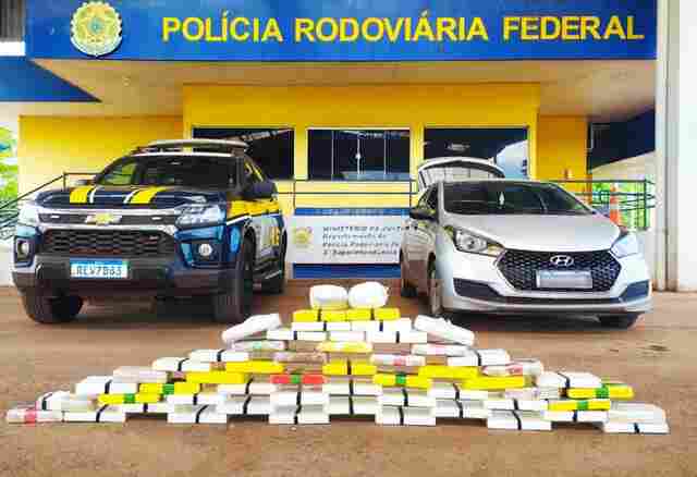 Cinco pessoas s&atilde;o detidas transportando 54,4 kg de drogas na BR 262