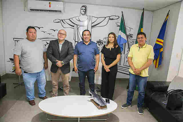 Empres&aacute;rio prepara instala&ccedil;&atilde;o de supermercado e granja em Corumb&aacute;; prefeito conhece detalhes das a&ccedil;&otilde;es