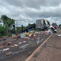 Acidente entre duas carretas e caminh&atilde;o deixa dois mortos e ferido na BR 262