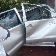 Condutor de Hilux perde o controle da dire&ccedil;&atilde;o sai da pista e colide em uma &aacute;rvore
